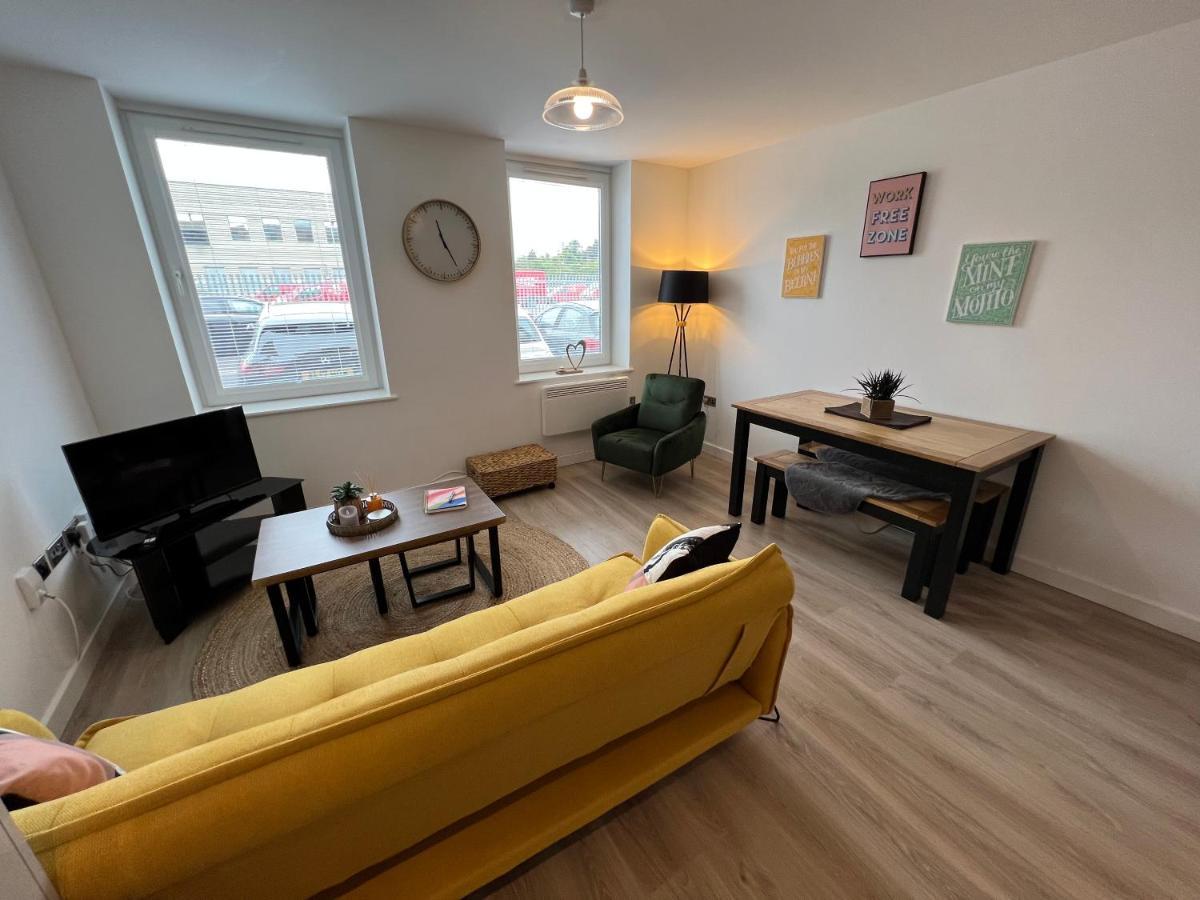 Modern 2 Bedroom Apt Sleeps 6 - Near Gloucester Exterior photo