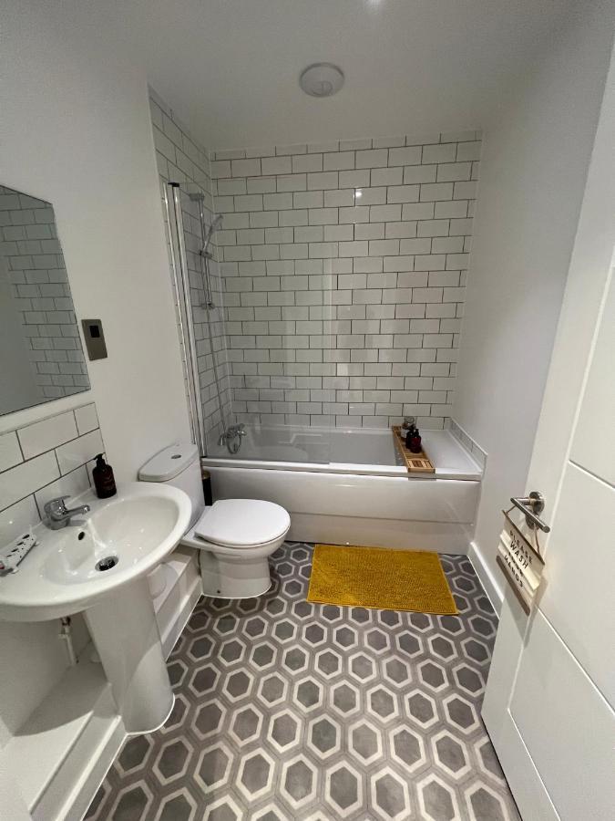 Modern 2 Bedroom Apt Sleeps 6 - Near Gloucester Exterior photo