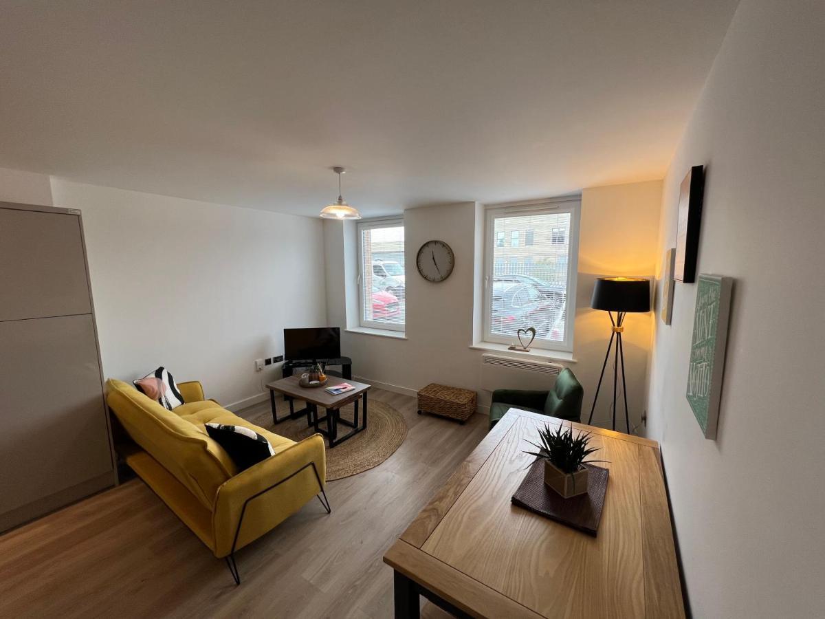 Modern 2 Bedroom Apt Sleeps 6 - Near Gloucester Exterior photo