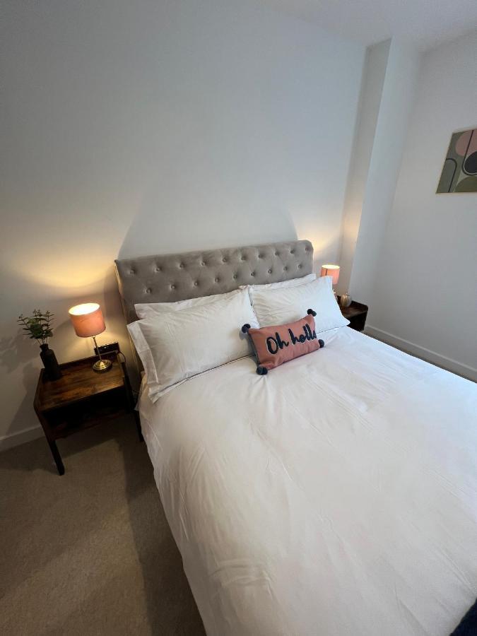 Modern 2 Bedroom Apt Sleeps 6 - Near Gloucester Exterior photo